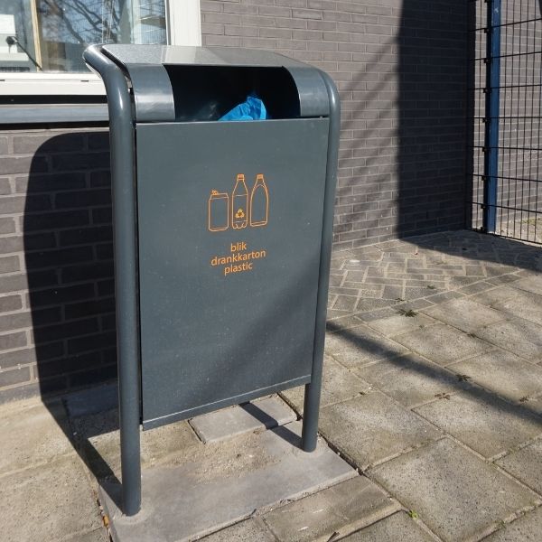 103075 herinrichting schoolplein straatmeubilair buitenbanken afvalbakken zitelementen